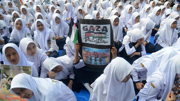 Pelajar di Aceh Gelar Doa Bersama untuk Palestina Seorang pelajar membentangkan poster sebelum menggelar zikir dan doa bersama untuk Palestina di Sekolah Madrasyah Tsanawiyah Negeri-I (MTsN) di Banda Aceh, Aceh, Selasa (4/6/2024). Doa bersama pelajar itu sebagai bentuk kepedulian dan keperihatinan terhadap rakyat Palestina yang diperangi oleh zionis Israel dan mengajak kepada seluruh pelajar di dunia bangkit dan bergerak untuk mendesak PBB dan negara negara lainnya memberikan perlindungan dan kemerdekaan terhadap Palestina. ANTARA FOTO/Ampelsa/nym.
