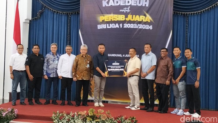Pemberian kadedeuh untuk Persib Bandung