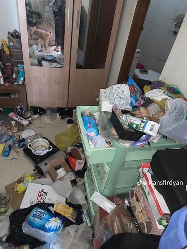 Pemilik kamar kos terkejut melihat kondisi kamar yang penuh dengan sampah hingga mengeluarkan aroma busuk. Situasi kamar tersebut langsung viral di media sosial