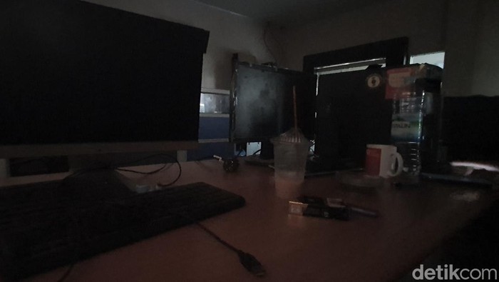 Pemilik usaha mengeluh kehilangan omzet sehari imbas blackout.