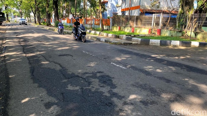 Penampakan jalan rusak di Jalan Bangka Kota Bandung.