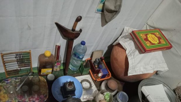 Penampakan kamar 'ritual' dukun di rumah pembunuh bocah di Bekasi.