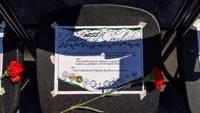 Dalam upacara peringatan itu topi wisuda diletakkan di kursi kosong dan nama-nama warga Palestina usia kuliah yang dibunuh oleh Israel di Gaza dibacakan.  