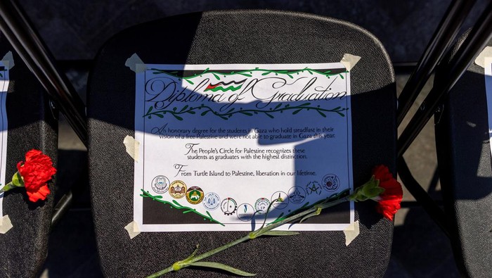 View of empty chairs as pro-Palestinian protesters and their supporters hold a graduation ceremony in honour of those in Gaza near the encampment at the University of Toronto on their first day of convocation in Toronto, Ontario, Canada, June 3, 2024. REUTERS/Carlos Osorio