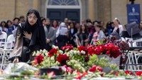 Massa pro-Palestina berdoa dan meletakkan bunga sebagai bentuk penghormatan terhadap korban perang di Gaza.  