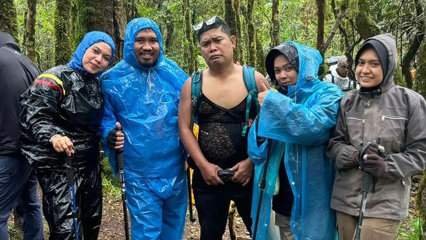 Pendaki menggunakan lingerie di gunung.