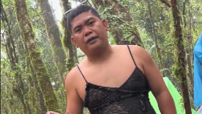 Pendaki menggunakan lingerie di gunung.