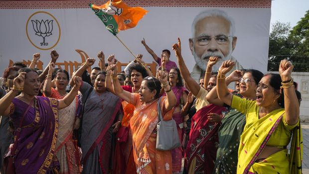 Pendukung Partai Bharatiya Janata (BJP) menari di kantor partai saat penghitungan suara pemilu nasional India, di Guwahati, India, Selasa, 4 Juni 2024. Partai nasionalis Hindu pimpinan Perdana Menteri Narendra Modi menunjukkan keunggulan yang bagus pada hari Selasa, menurut angka awal yang dilaporkan oleh Komisi Pemilihan Umum India, namun menghadapi tantangan yang lebih kuat dari pihak oposisi daripada yang diperkirakan. (AP Photo/Anupam Nath)