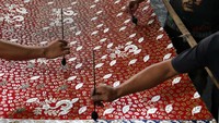 Pekerja mewarnai kain batik di sentra batik Tropical Sempu, Banyuwangi, Jawa Timur, Senin (3/6/2024).  