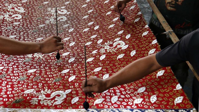 Pengembangan batik Banyuwangi Bupati Banyuwangi Ipuk Fiestiandani (tengah) mewarnai kain batik di sentra batik Tropical Sempu, Banyuwangi, Jawa Timur, Senin (3/6/2024). Pemda setempat menciptakan berbagai program yang mendukung upaya pengembangan ekosistem batik lokal di antaranya melalui pelatihan dan festival batik sebagai upaya meningkatkan ekonomi masyarakat. ANTARA FOTO/Budi Candra Setya/Spt.