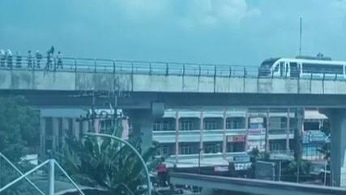 Penumpang LRT dievakuasi dari kereta.