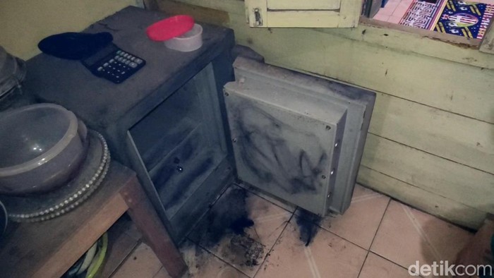 Brankas tempat menyimpan uang dan emas pedagang emas di Desa Sukopuluhan Kecamatan Pucakwangi, Pati, Selasa (4/7/2024).