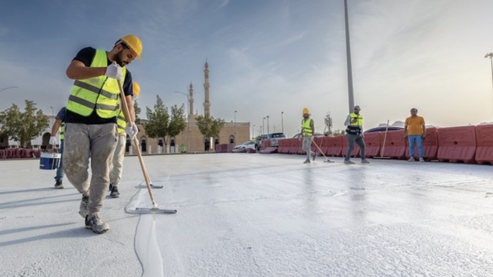 Pemerintah Arab Saudi memperluas proyek jalan es ke area di sekitar Masjid Namirah di Arafah, jelang puncak haji 2024.