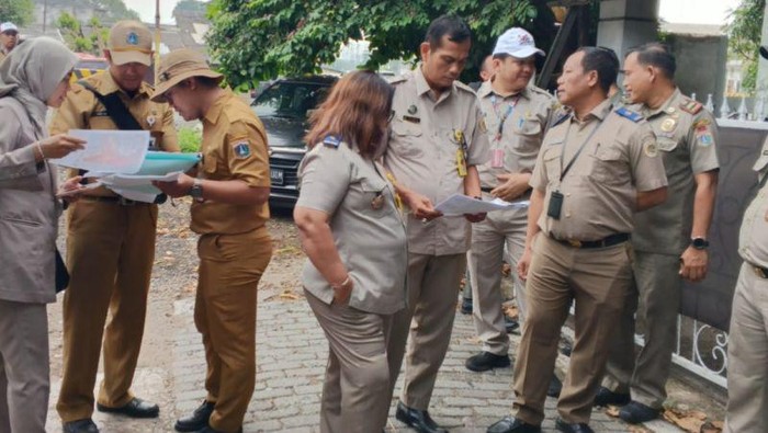 Petugas Pemprov DKI mendata lokasi yang akan dibangun jalan penghubung antara Kelapa Gading dengan Terminal Pulo Gadung di Jakarta, Senin. (ANTARA/HO-Pemkot Jakut)