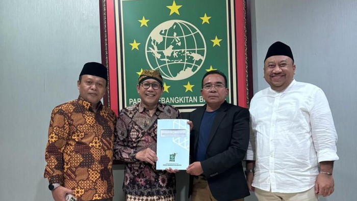 Pemberian surat rekomendasi dari Ketua Desk Pilkada DPP PKB Gus Halim kepada Abdul Wahid di Kantor DPP PKB pada Senin (3/6/2024) malam.