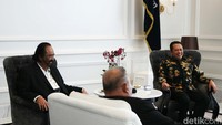 Sesekali Surya Paloh dan Bambang Soesatyo tersenyum dalam pertemuan yang berlangsung di DPP NasDem tersebut.  