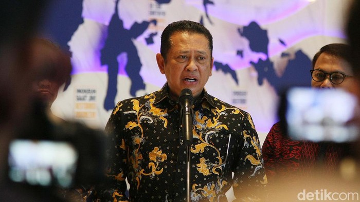Ketua MPR RI beserta pimpinan MPR bertemu dengan Ketua Partai Nasdem di DPP Nasdem, Jakarta, Selasa (4/6/2024). Pertemuan pimpinan MPR RI dengan Surya Paloh ini dalam rangka silaturahmi kebangsaan. Sebelum bertemu Surya Paloh, Bamsoet juga telah menemui sejumlah tokoh bangsa yakni Presiden ke-6 RI, Susilo Bambang Yudhoyono (SBY), Wakil Presiden ke-6 Try Sutrisno dan Wakil Presiden ke-10 dan ke-12 RI Jusuf Kalla.