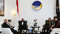 Kelima pimpinan MPR itu disambut langsung oleh Surya Paloh.