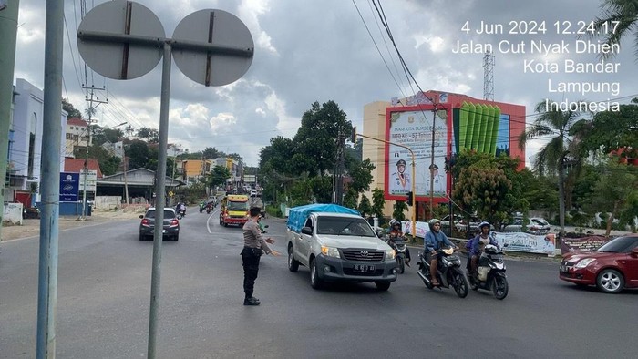 Polisi bantu atur lalu lintas selama listrik padam dan traffic light mati.