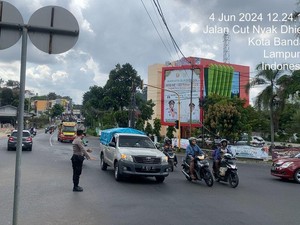 Polisi Bantu Atur Lalu Lintas Selama Traffic Light Padam di Bandar Lampung