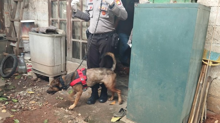 Polisi Kerahkan Anjing K9 Sisir Rumah Didik Pembunuh Bocah di Bekasi