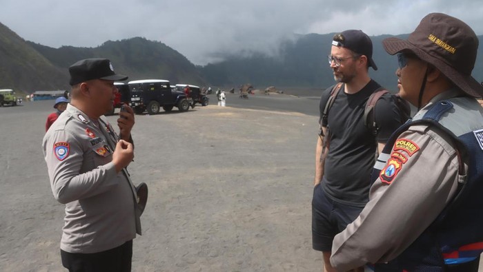 Polisi memberikan imbauan kepada para pelaku usaha di Bromo