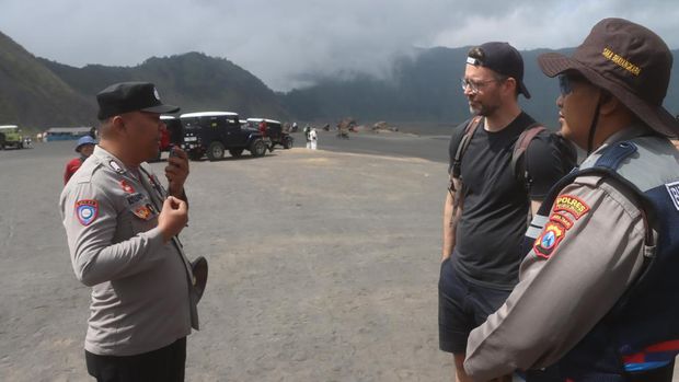 Polisi memberikan imbauan kepada para pelaku usaha di Bromo