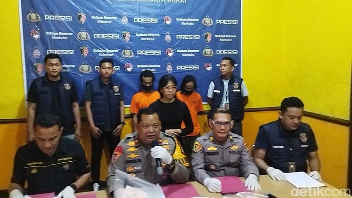 Polisi mengungkap duo Bang Jago mengincar kedai ayam goreng di Palmerah, Jakarta Barat (Jakbar) untuk menukar paksa receh jadi uang jutaan rupiah. (Kurniawan F/detikcom)