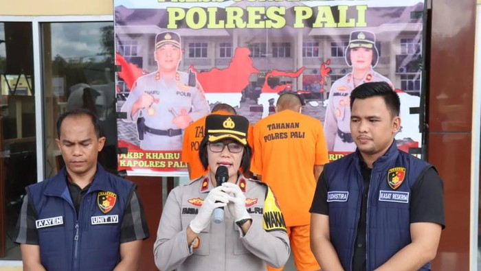 Polisi saat memberikan keterangan terkait kasus siswi SMP diperkosa 3 remaja.