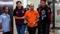 Sebagai informasi, Chaowalit atau Paeng merupakan buron paling dicari di Thailand. Dia ditangkap di sebuah apartemen di Kecamatan Badung, Bali, Kamis (30/5), setelah tujuh bulan melarikan diri. Polri menangkap Chaowalit atas red notice dari polisi Thailand. Chaowalit diduga menembak polisi Thailand dan anggota kehakiman.