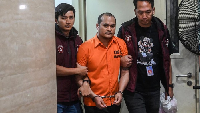 Potret Chaowalit, Buron Nomor 1 Thailand Jelang Diekstradisi dari RI Petugas menggiring buronan bandar narkoba Thailand Chaowalit Thongduang (tengah) menuju mobil tahanan saat proses ekstradisi di Gedung Bareskrim, Jakarta, Selasa (4/6/2024). Sebanyak 10 anggota gabungan dari Bareskrim dan Hubungan Internasional Mabes Polri mengawal proses ekstradisi atau pemulangan buronan nomor satu Thailand Chaowalit Thongduang alias Sia Pang Nanode alias Sulaiman ke negara asalnya. ANTARA FOTO/ Rivan Awal Lingga/nym.