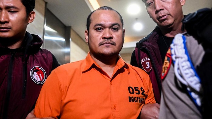 Petugas menggiring buronan bandar narkoba Thailand Chaowalit Thongduang (tengah) menuju mobil tahanan saat proses ekstradisi di Gedung Bareskrim, Jakarta, Selasa (4/6/2024). Sebanyak 10 anggota gabungan dari Bareskrim dan Hubungan Internasional Mabes Polri mengawal proses ekstradisi atau pemulangan buronan nomor satu Thailand Chaowalit Thongduang alias Sia Pang Nanode alias Sulaiman ke negara asalnya. ANTARA FOTO/ Rivan Awal Lingga/nym.