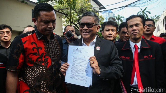 Potret Sekjen PDIP Hasto Penuhi Panggilan Polda Metro Jaya Sekjen PDIP Hasto Kristiyanto memenuhi panggilan Polisi di Polda Metro Jaya, Jakarta, Selasa (4/6/2024).