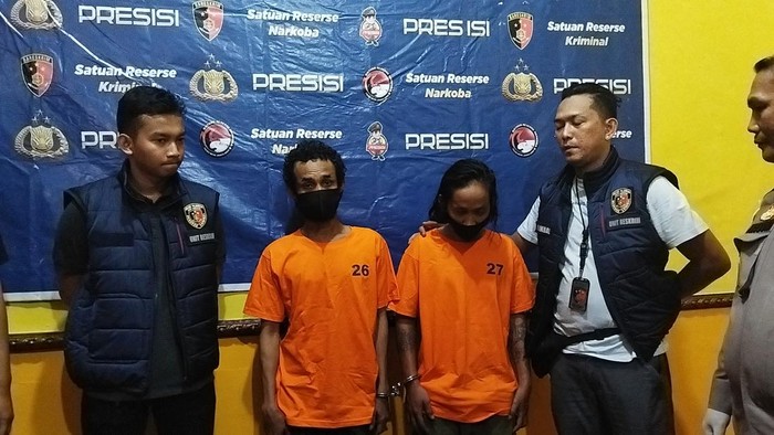 Prendi Harahap alias Prendi dan Apif Alkap alias Okem ditangkap polisi karena menukar paksa uang receh senilai Rp 400 ribu dengan uang jutaan rupiah.