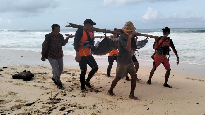 Jasad Misbahul Munir, buruh bangunan asal Demak, Jawa Tengah yang terseret arus di Pantai Nyang-nyang, Desa Pecatu, Badung dievakuasi ke rumah sakit, Selasa (4/6/2024).