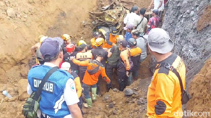 Proses evakuasi 1 dari 4 korban tebing longsor di Lumajang ditemukan meninggal.