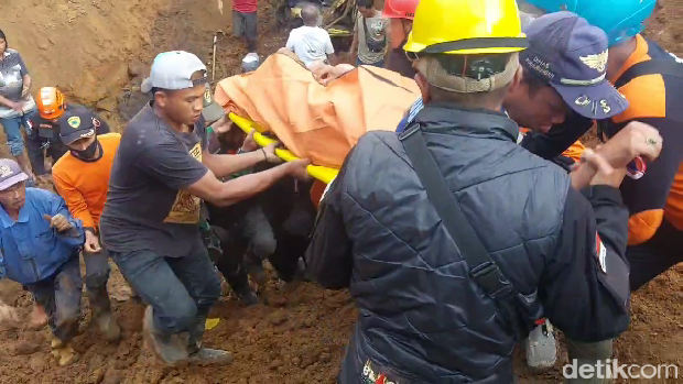 Proses evakuasi 1 dari 4 korban tebing longsor di Lumajang ditemukan meninggal.