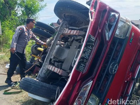 Proses evakuasi truk muatan batu terguling yang terguling hingga masuk sungai di jalan Janti-Tegalgondo, Desa Sidoharjo, Kecamatan Polanharjo, Kabupaten Klaten, Selasa (4/6/2024) siang.