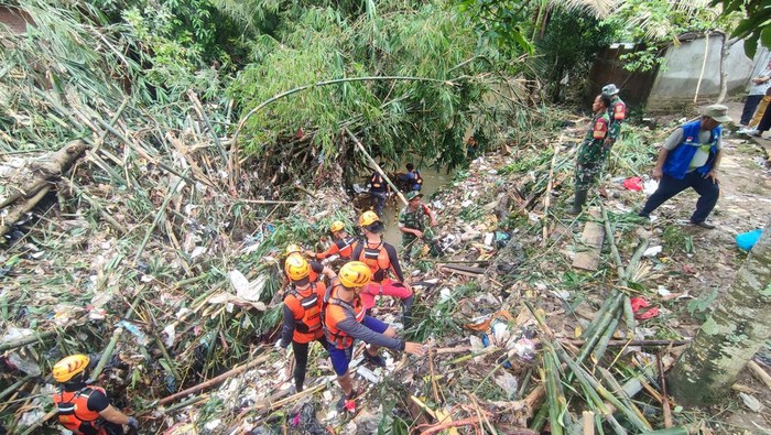 Proses pencarian bocah 4 tahun yang terseret arus Sungai Mesat, Lubuklinggau.