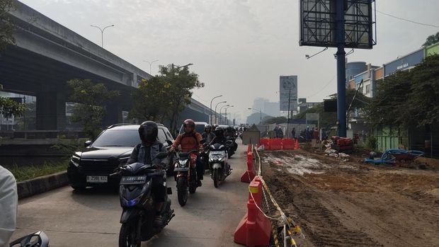 Proyek SPAM di Kalimalang Bekasi Tutup Satu Lajur, Lalu Lintas Tersendat