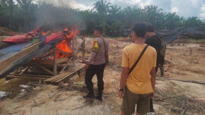 Rakit dompeng tambang emas ilegal di Bungo, Jambi, dibakar petugas