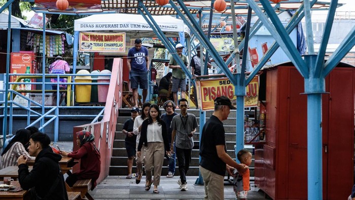 Reaktivasi Skywalk Teras Cihampelas Bandung Warga berjalan di pusat kuliner lokasi wisata Skywalk Teras Cihampelas di Bandung, Jawa Barat, Selasa (4/6/2024). Pemerintah Kota Bandung melakukan reaktivasi Skywalk Teras Cihampelas dengan perbaikan fasilitas setelah lama terbengkalai untuk bisa kembali menjadi ikon wisata belanja dan kuliner sehingga berdampak positif pada perekonomian lokal. ANTARA FOTO/Novrian Arbi/tom.