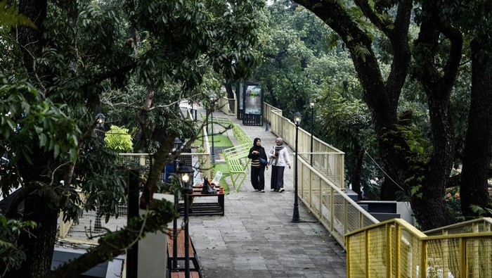 Warga berjalan di pusat kuliner lokasi wisata Skywalk Teras Cihampelas di Bandung, Jawa Barat, Selasa (4/6/2024). Pemerintah Kota Bandung melakukan reaktivasi Skywalk Teras Cihampelas dengan perbaikan fasilitas setelah lama terbengkalai untuk bisa kembali  menjadi ikon wisata belanja dan kuliner sehingga berdampak positif pada perekonomian lokal. ANTARA FOTO/Novrian Arbi/tom.