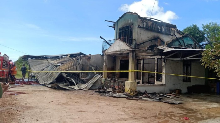 Rumah mantan kadus di Beltim terbakar diduga akibat charger HP.