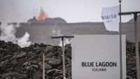 Pintu masuk Blue Lagoon saat gunung berapi meletus di latar belakang Grindavik, Islandia, Minggu (2/6/2024). Letusan pada hari Rabu (29/5) ini adalah yang kelima dan terkuat sejak sistem vulkanik di dekat Grindavik bangkit kembali pada bulan Desember setelah 800 tahun, mengeluarkan tingkat lava yang memecahkan rekor seiring dengan retakan yang bertambah panjang hingga 3,5 kilometer (2,1 mil).