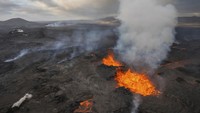 Aktivitas tersebut sekali lagi mengancam Grindavik, kota pesisir berpenduduk 3.800 jiwa, dan menyebabkan evakuasi spa panas bumi Blue Lagoon yang populer, salah satu tempat wisata terbesar di Islandia.  