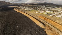 Aliran lahar terlihat di kota Grindavik, Islandia.  