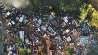 Foto drone memperlihatkan dampak kerusakan imbas terjangan tornado yang menghantam kawasan Tongaat di Afrika Selatan.