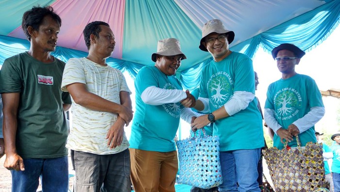Selamatkan Bumi Tanam 60 Ribu Bibit Mangrove Memperingati Hari Lingkungan Hidup Sedunia pengelola tambang PT Agincourt Resources (PTAR) kembali menanam 60 ribu bibit mangrove untuk selamatkan bumi.
