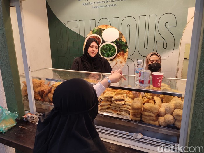 Sensasi Menikmati Gorengan Multikultur di Depan Masjid Nabawi